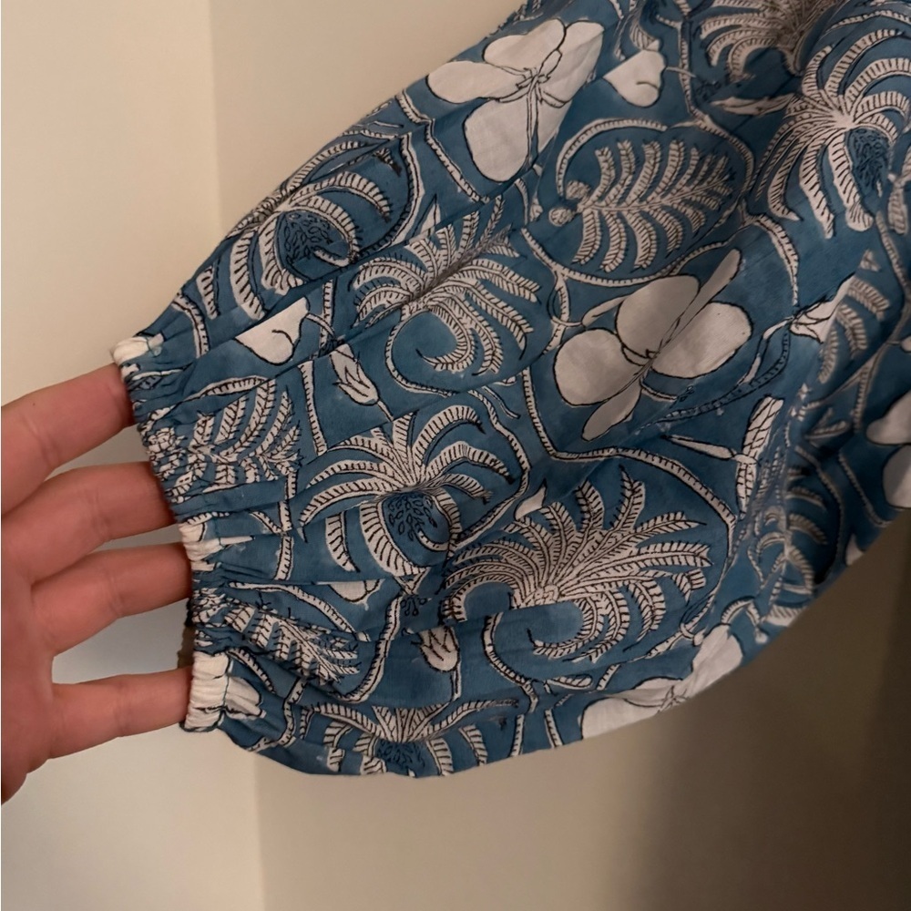 NWOT Karni Blue White Floral Block Batik Print Peasant Balloon Sleeve Top Blouse - Picture 4 of 6